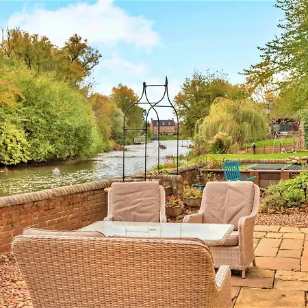 Finest Retreats - Islip Mill House - Beautiful Riverside Home Exterior photo