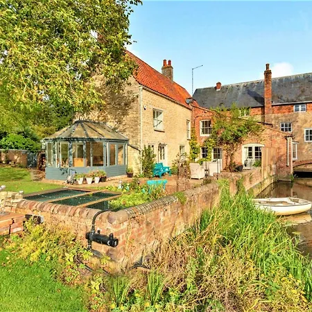 Finest Retreats - Islip Mill House - Beautiful Riverside Home Exterior photo