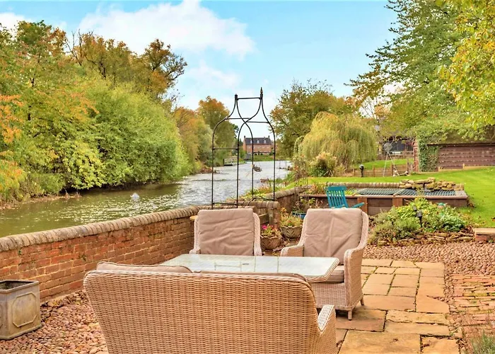 Finest Retreats - Islip Mill House - Beautiful Riverside Home