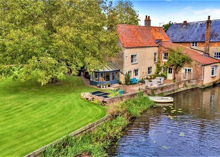 Finest Retreats - Islip Mill House - Beautiful Riverside Home