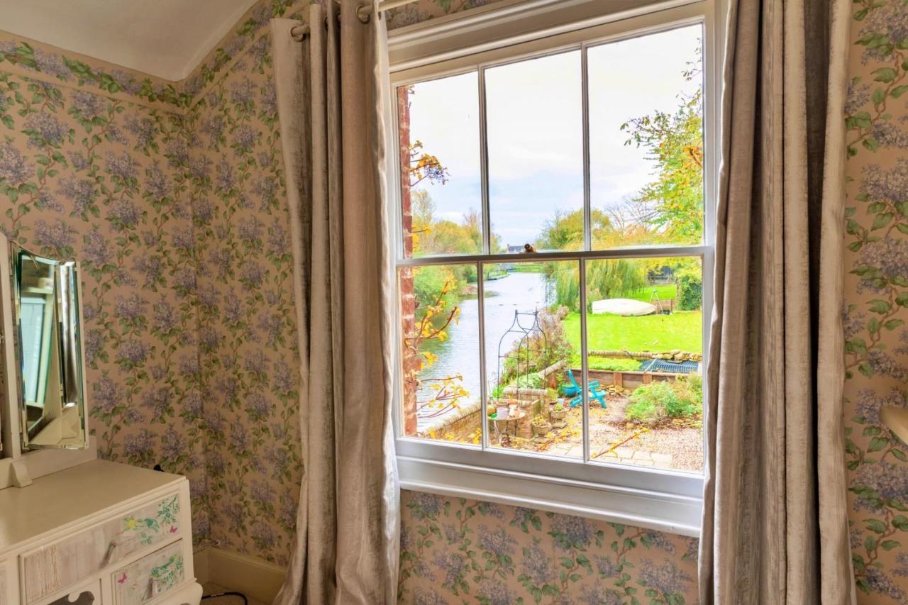 Finest Retreats - Islip Mill House - Beautiful Riverside Holiday home